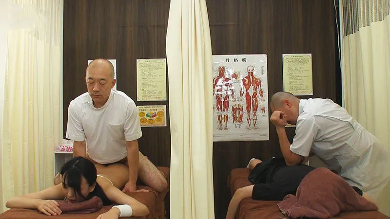 Dẫn tình nhân đi mát-xa rồi bị xoạc cạnh bên mà không hề hay biết