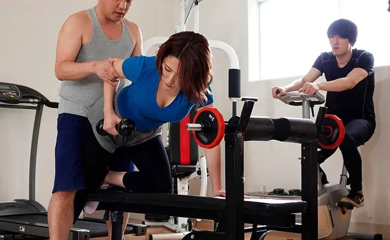 Người chồng phát hiện bà xã lén lút với huấn luyện viên thể hình